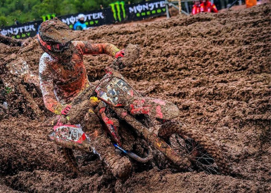 Tim Gajser cubierto de barro con su Honda en el Moto Ranch de C&oacute;zar..