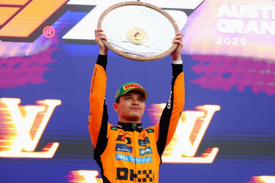 Lando Norris levanta su trofeo en el podio del Gran Premio de Australia.