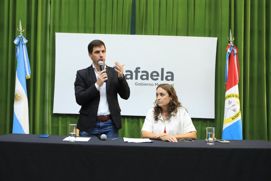 El intendente Leonardo Viotti junto a la secretaria de Desarrollo Econ&oacute;mico, Patricia Imoberdorf. (FOTO PRENSA MUNICIPAL)