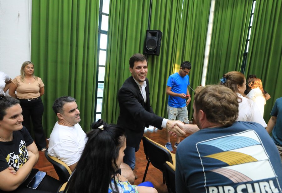 El intendente Viotti al saludar a beneficiarios de microcr&eacute;ditos. (FOTO PRENSA MUNICIPAL)