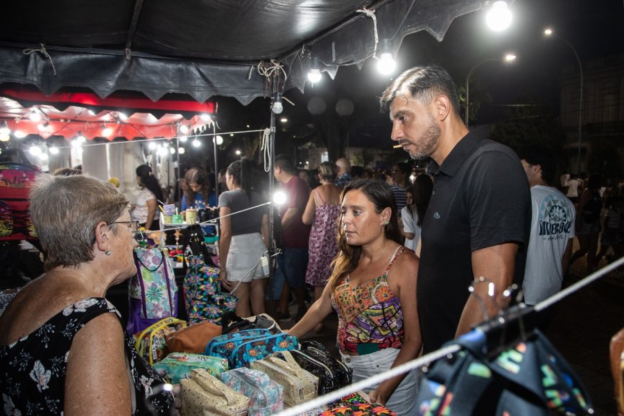 Valeria Soltermam y Maxi Postovit, candidatos a concejales, al dialogar con vecinos.