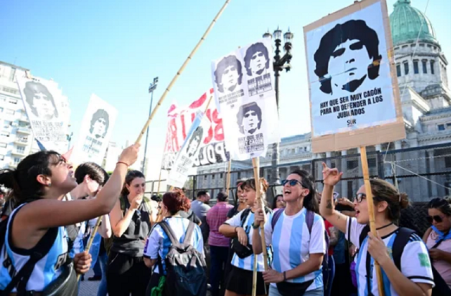 MENOS VIOLENCIA. Jubilados y sectores opositores marcharon al Congreso sin los desmanes de la semana anterior.