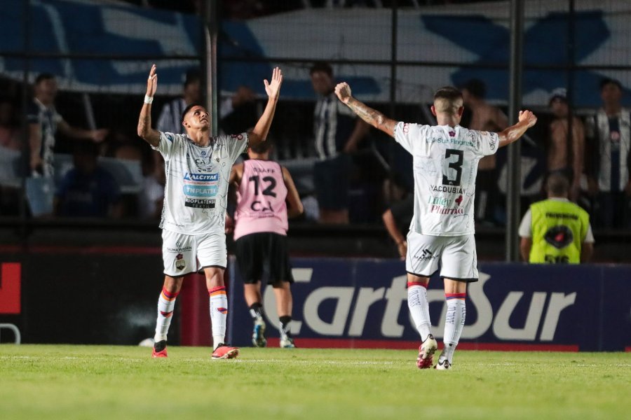FESTEJO. Los jugadores de Armenio tuvieron una tarde soñada.