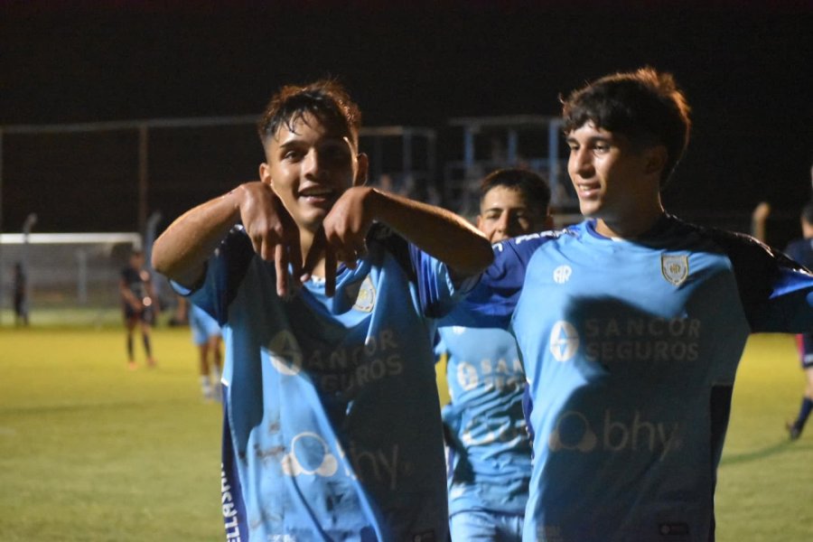 FESTEJO. El juvenil equipo de Sabia avanzó de ronda.