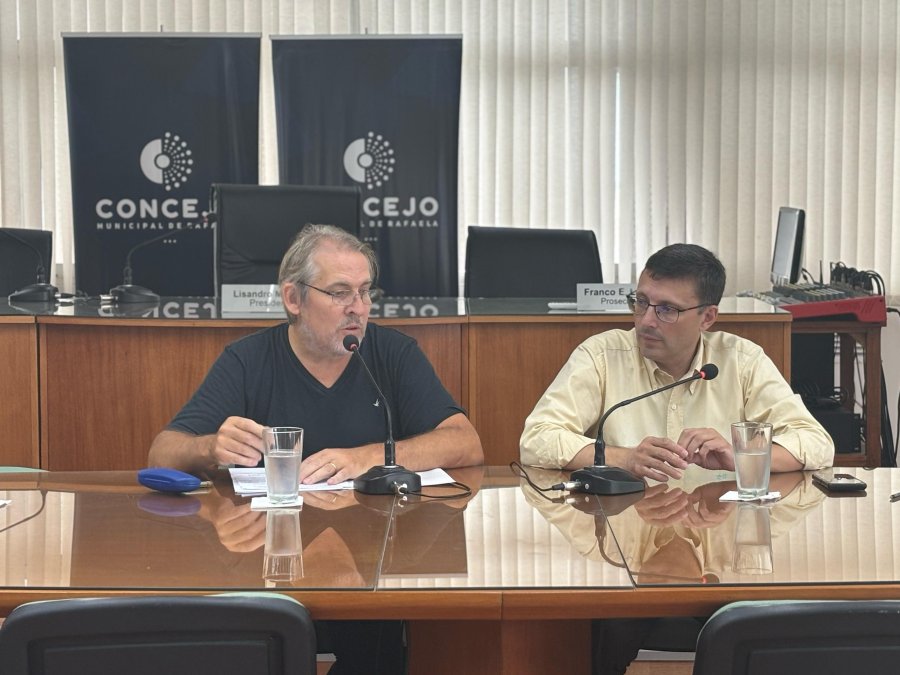 El gerente de Sociedad Rural, Claudio Gastaldi, y el presidente del Concejo, Lisandro M&aacute;rsico. (FOTO PRENSA CONCEJO)