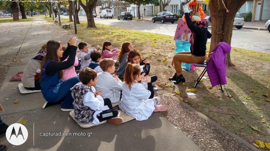 EN ESCUELA MITRE. Un grupo de alumnos disfrutando el relato de una voluntaria.