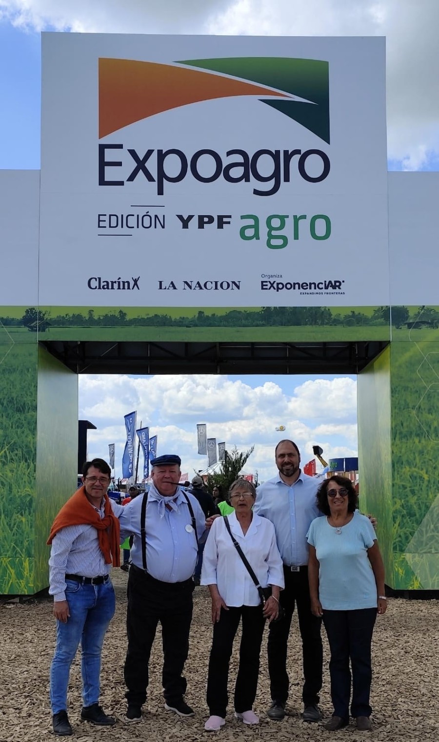 EXPOAGRO. Delegación ramonense posando en el ingreso a la muestra.