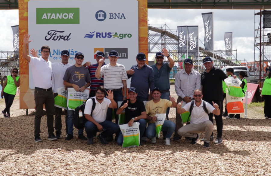 COMITIVA. Productores socios de la Lehmann recorrieron la muestra.