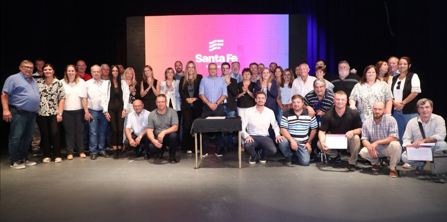 EN ROSARIO. Este jueves se realiz&oacute; el acto para la firma de los convenios con la presencia de varios intendentes de distintas localidades del territorio santafesino.