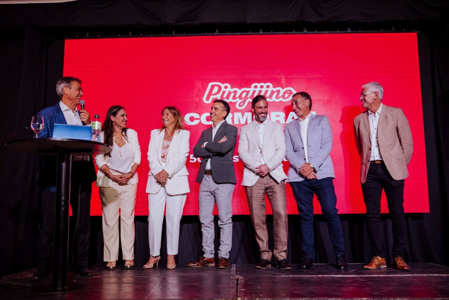CELEBRACIÓN. El empresario, Dante López junto a los integrantes del Directorio en el brindis final por los 50 años de Cormorán y Pingüino.
