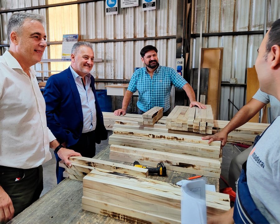 Castellano y Lewandowski junto a Gabriel Stoffel, empresario del sector del mueble.