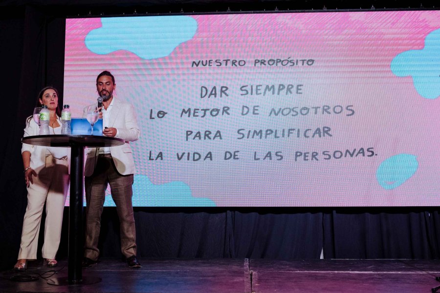 Carolina y Francisco L&oacute;pez al presentar el prop&oacute;sito de Supermercados Ping&uuml;ino.