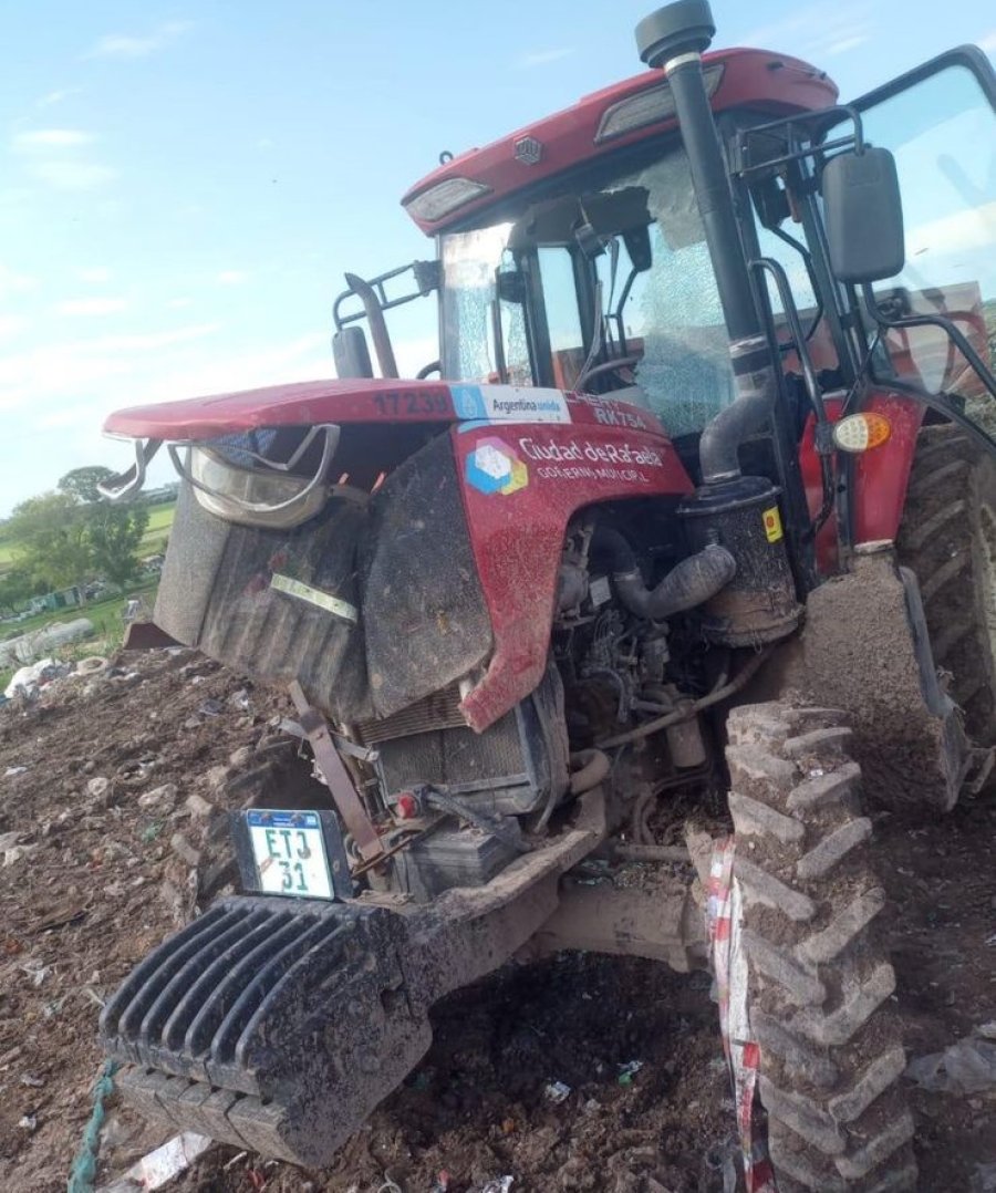 El tractor que particip&oacute; de un accidente en el Complejo Ambiental sufri&oacute; serios da&ntilde;os.