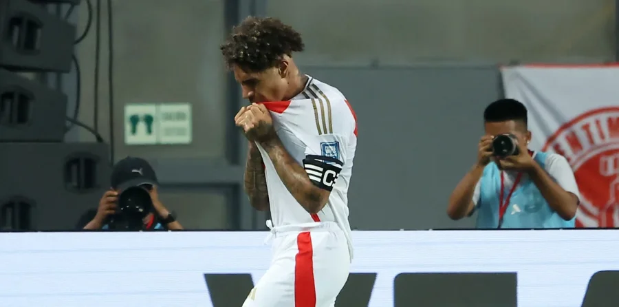 El inoxidable Paolo Guerrero marcó uno de los goles de Perú.