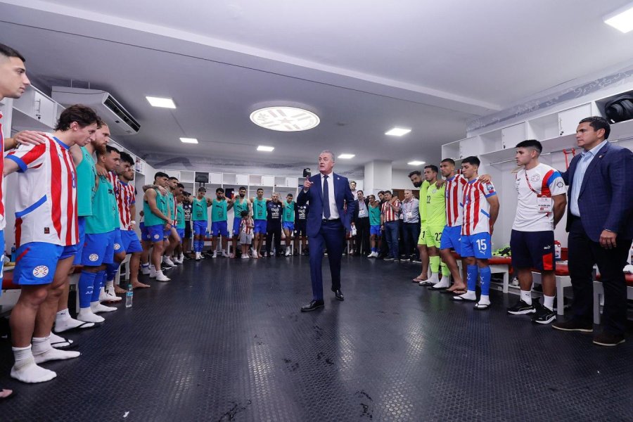 Cuando el Profesor habla, los alumnos escuchan. Alfaro está comandando a Paraguay al Mundial 2026.