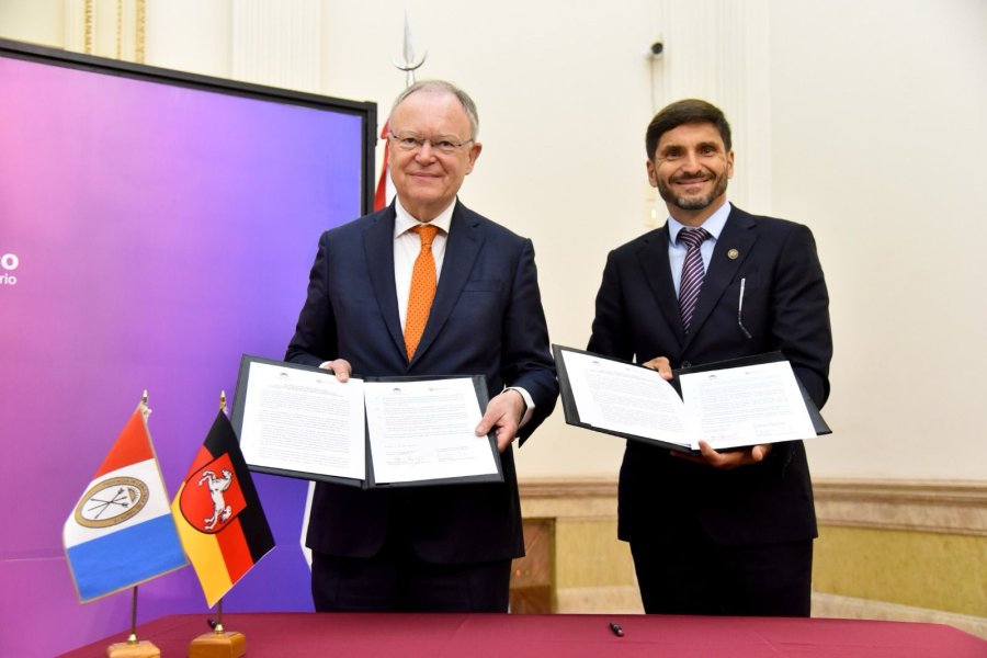 Stephan Weil y Maximiliano Pullaro al firmar el acuerdo de colaboración en Casa de Gobierno.