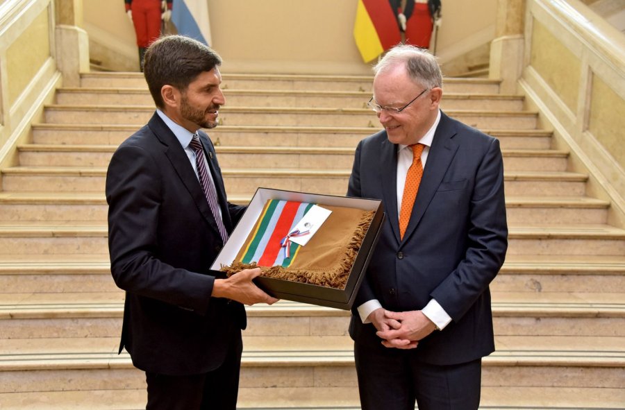 El gobernador Pullaro entreg&oacute; a Stephan Weil un poncho santafesino. (FOTO SCS)