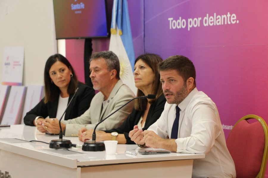 La presidenta de la C&aacute;mara de Diputados, Clara Garc&iacute;a, y el secretario General, Juan Cruz C&aacute;ndido, presidieron el acto. (FOTO SCS)