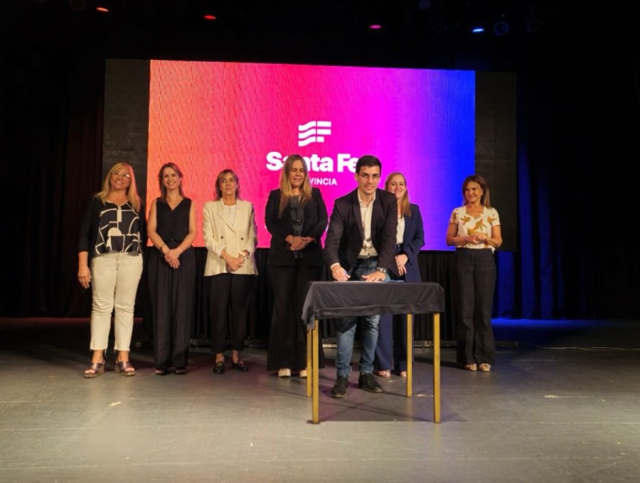 El intendente Viotti al firmar el convenio con el Gobierno de la Provincia.