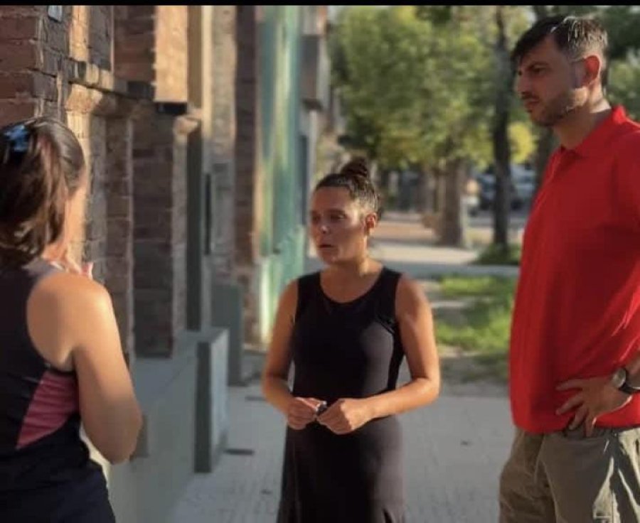 EN CAMPA&Ntilde;A. Vale Soltermam y Maxi Postovit contin&uacute;an recorriendo los barrios de la ciudad y dialogando con los vecinos.