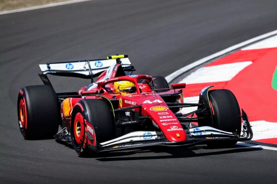 Lewis Hamilton consigui&oacute; la pole en su segunda carrera como piloto de Ferrari.