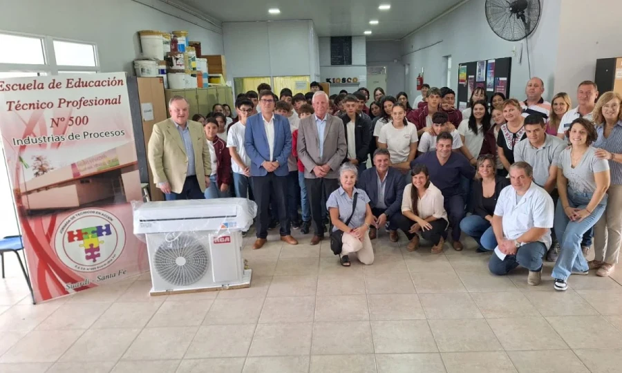 Las autoridades junto a la comunidad educativa.