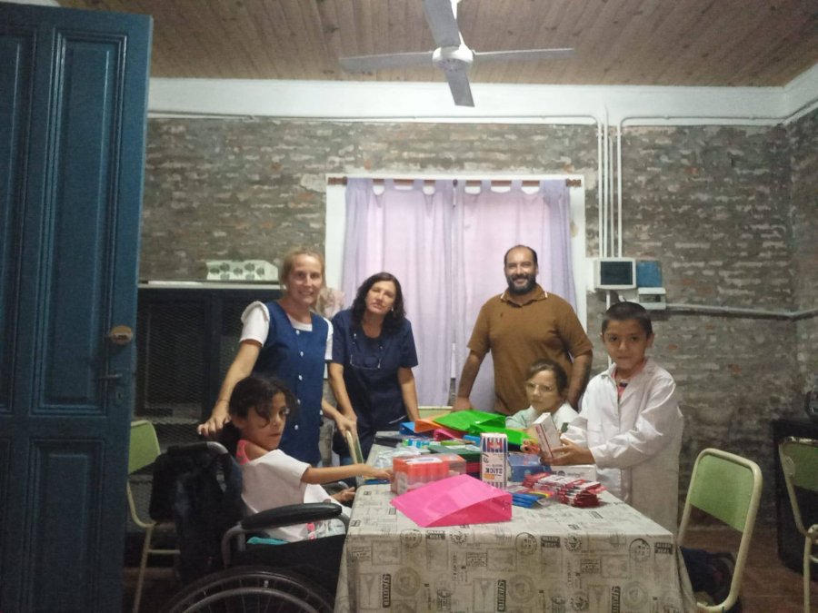 El titular comunal junto a parte de la comunidad educativa de uno de los establecimientos beneficiados.