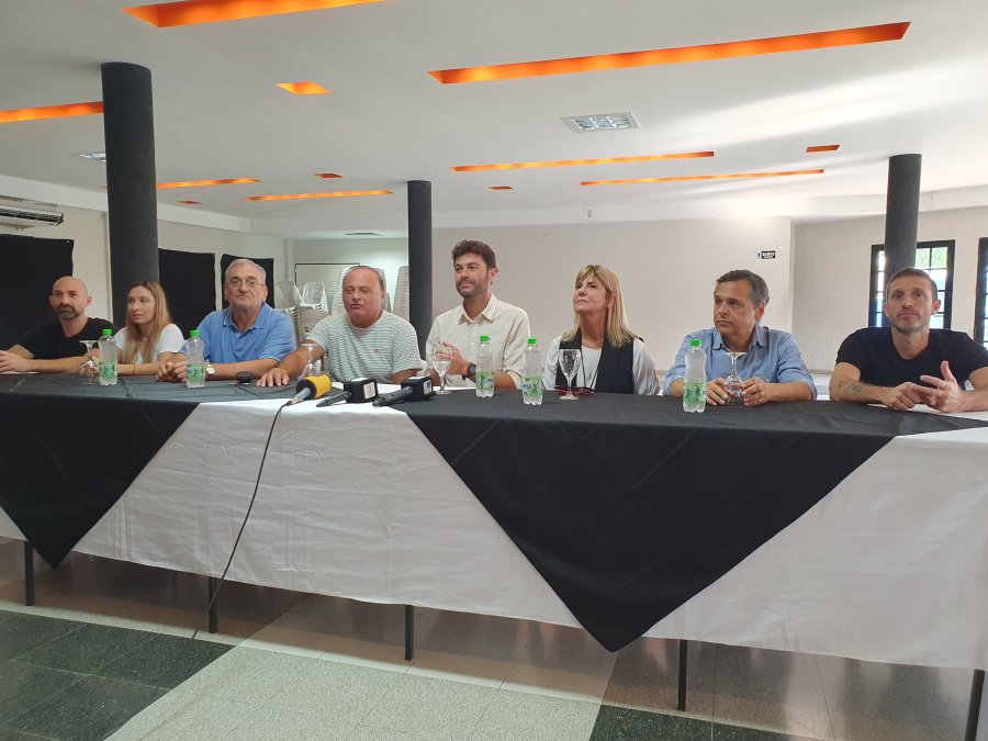 EN BELLA ITALIA. Juan Monteverde, junto con el resto de los dirigentes del PJ, en el encuentro que se desarrolló este sábado en el predio de la UOM.