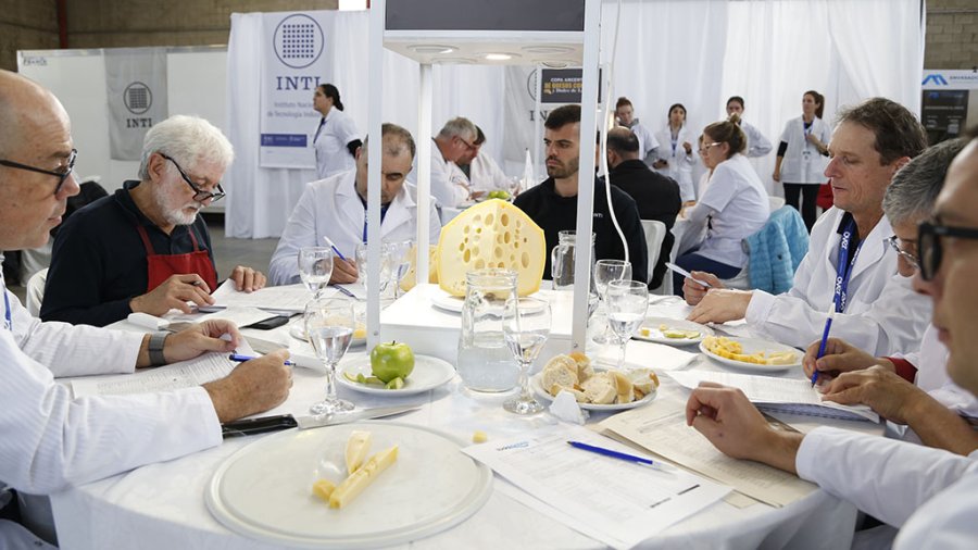 Un concurso que invita a participar a m&aacute;s de 100 empresas queseras.