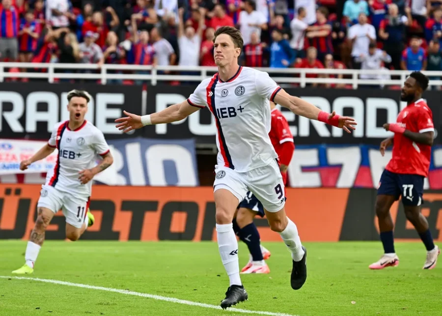 El goleador de San Lorenzo, Andrés Vombergar.