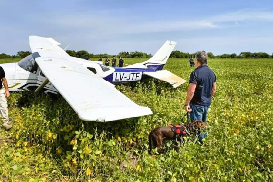 La aeronave, con matrícula boliviana, fue marcada por los perros entrenados que olfatearon cocaína.