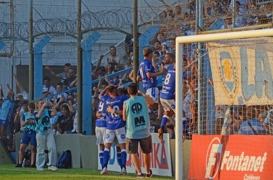 GRITO DE GOL EN ALBERDI. CASTRO ANOTÓ Y LA CREMA FESTEJÓ ANTE ANTONIANA