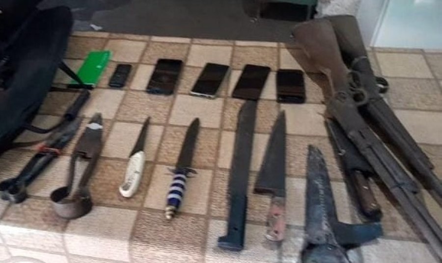 <i>Secuestraron tres armas de fuego de diferentes calibres, cartuchos intactos, diversas armas punzocortantes: cuchillos, tijeras y un machete, y celulares.</i>