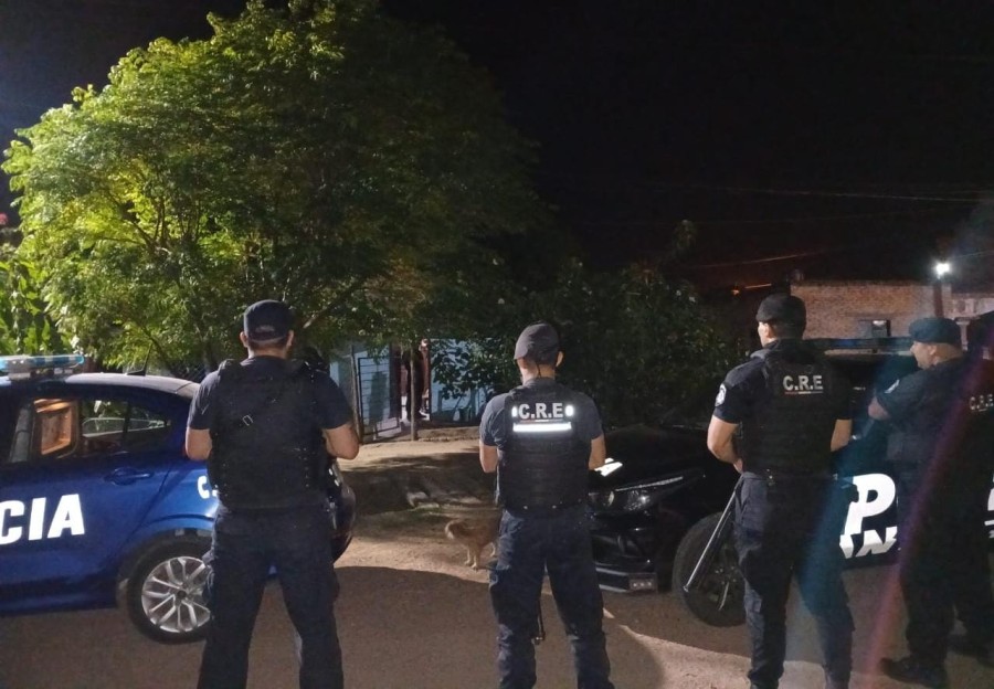 Cumplimentando directivas judiciales, allanaron distintas viviendas, procediendo a identificar a un adolescente vinculado a la investigación.