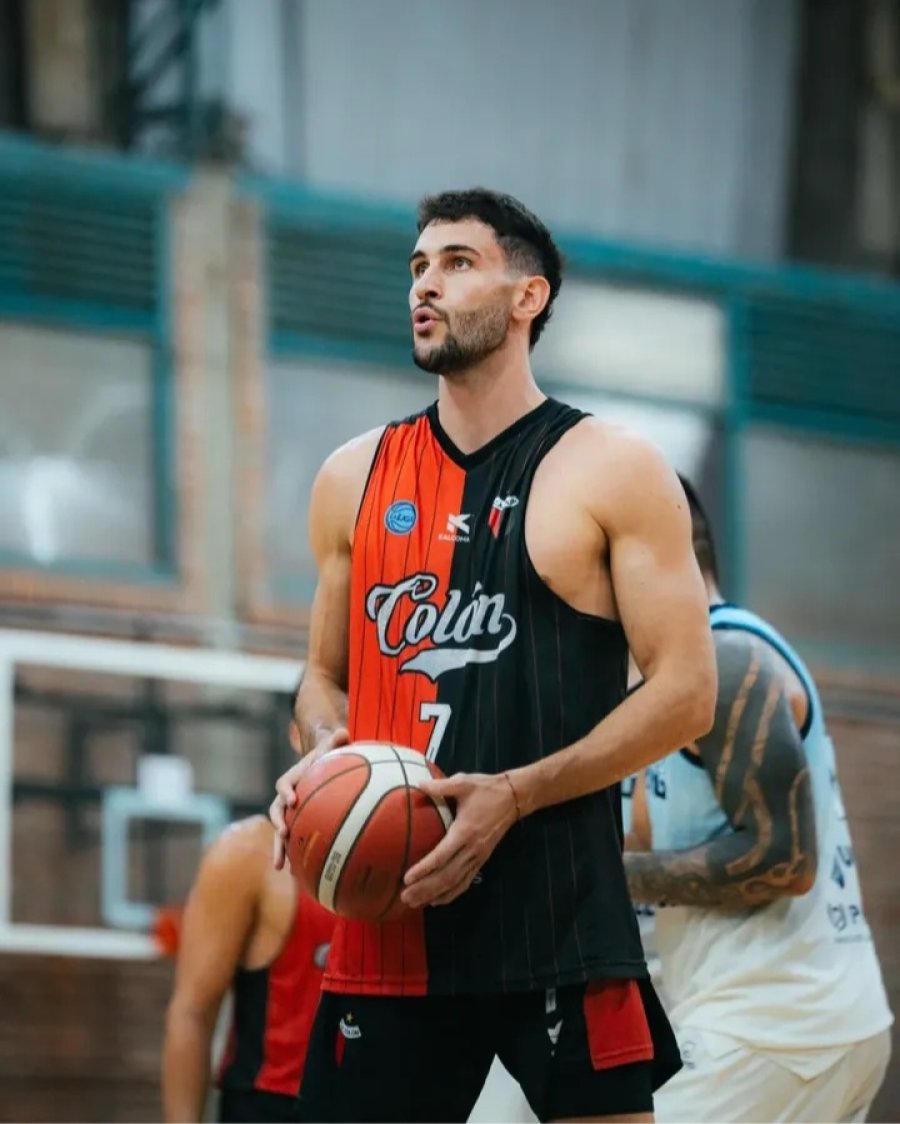 BUEN PRESENTE. El ala-pivot se destaca en el equipo santafesino.