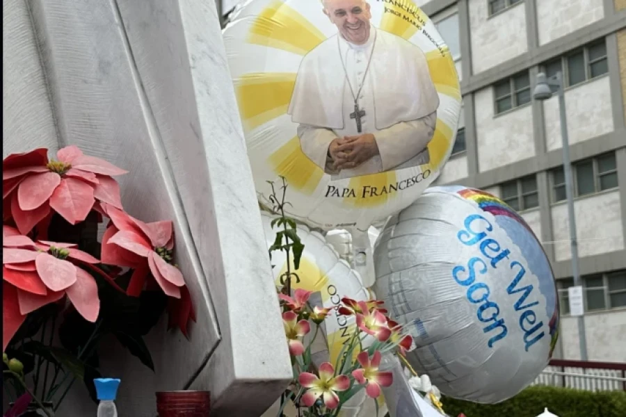 Decenas de personas dejan velas y globos para expresar en el Gemelli su cercan&iacute;a al Papa Francisco.