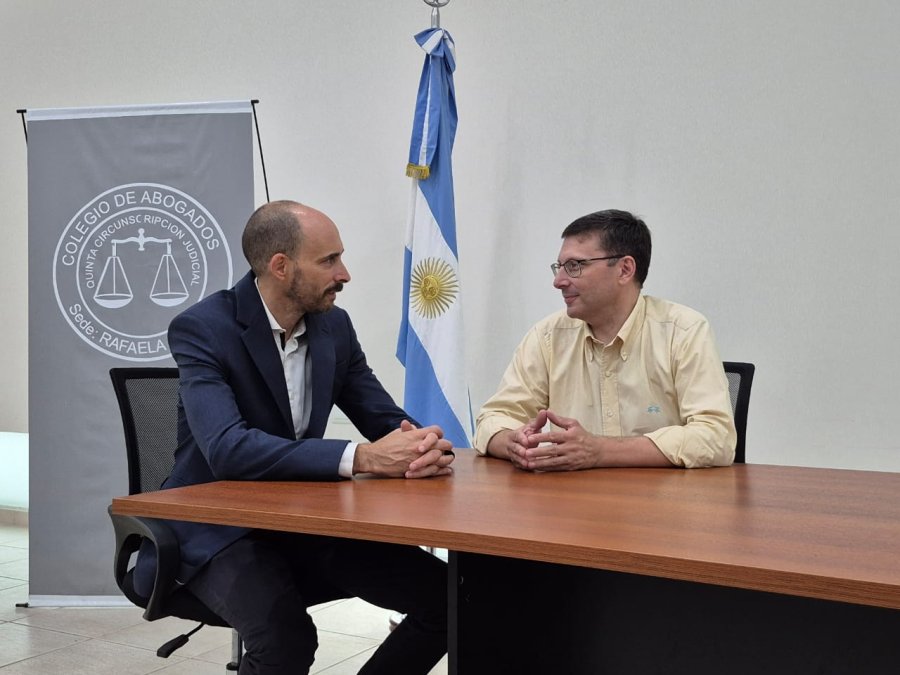El Dr. Joaqu&iacute;n Cordero junto a Lisandro M&aacute;rsico en la sede del Colegio de Abogados.