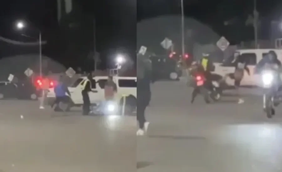 Los agentes intentaron labrar una infracción a un vehículo mal estacionado, y esto desató la furia de un grupo de personas.