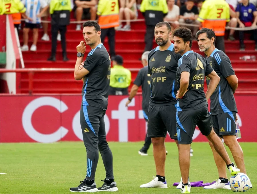 Lionel Scaloni junto a su equipo.