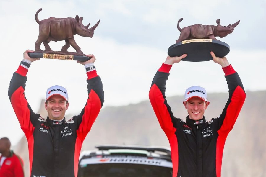 Los ganadores del Safari Rally con los rinocerontes en el podio de Kenia.