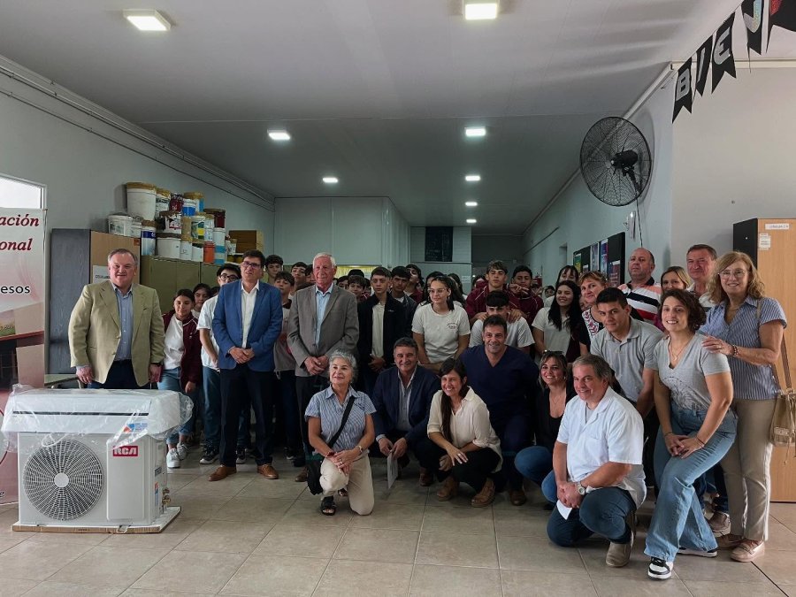 Las autoridades y la comunidad educativa.