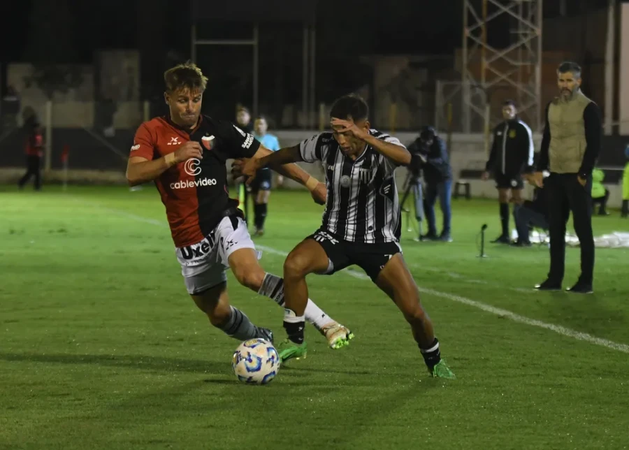 REPARTIERON PUNTOS. Los dos equipos pelean arriba.