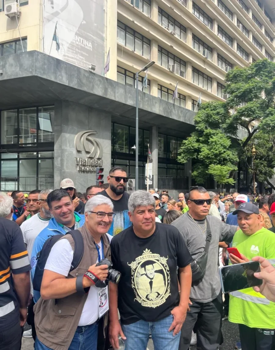 El líder de Camioneros calificó a la marcha de hoy como "la más miltitudinaria de la democracia".