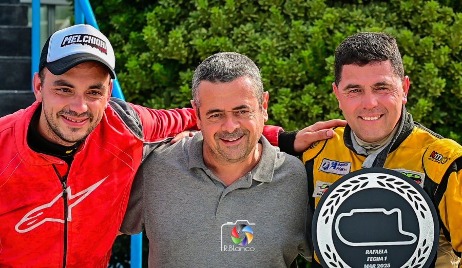 Diego Melchiori (1&deg;), Brian Capovilla (promotor) y Dami&aacute;n Pereura (2&deg;) en el podio del TZ 1600.