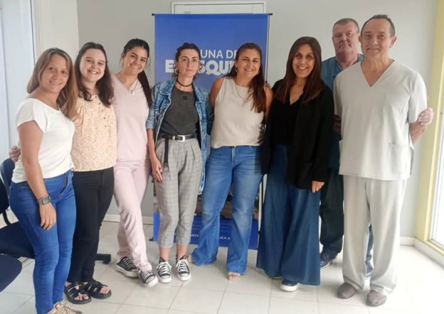 El equipo de salud junto a la visitante.