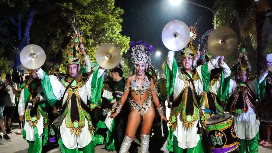 Una de las agrupaciones que llevó ritmo, alegría y colorido al carnaval humbertino.