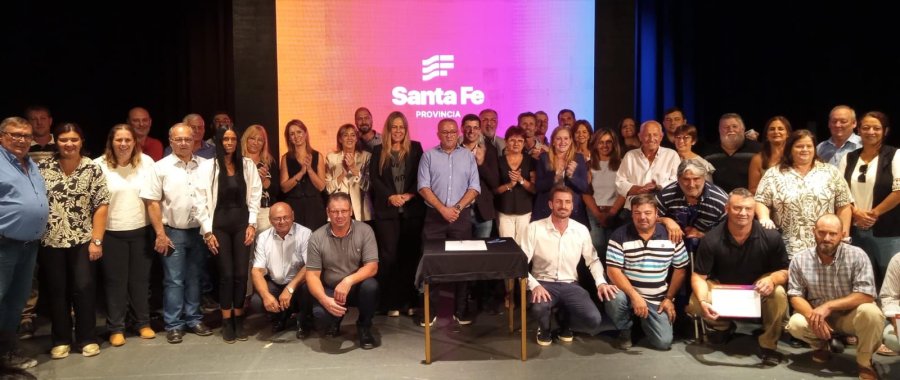 representantes de gobiernos locales que celebraron el acuerdo.