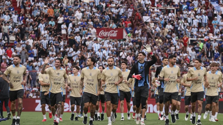 GRAN GESTO. Los jugadores del seleccionado, el sábado pasado en Huracán.