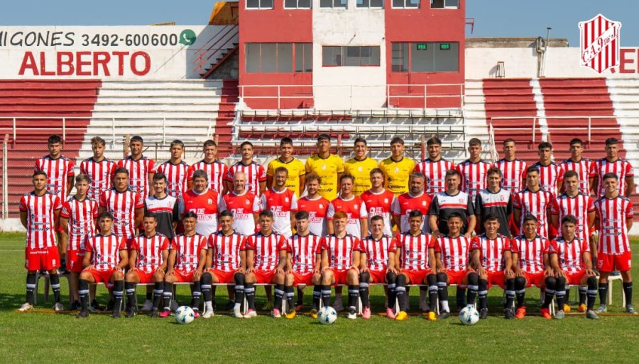 TODOS JUNTOS. La tradicional foto del plantel y cuerpo técnico.
