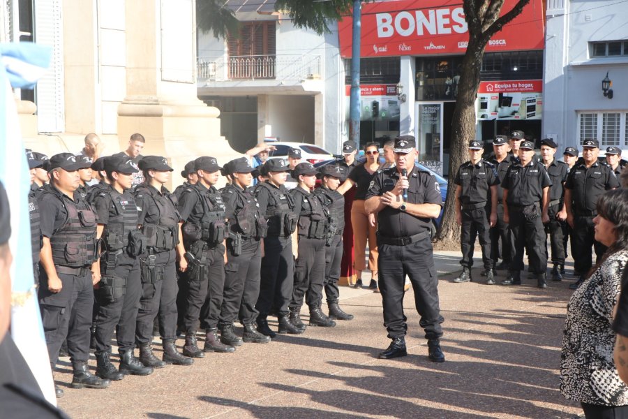 El subjefe de la Provincia Daniel Filchel, se dirige a los nuevos uniformados en la UR V